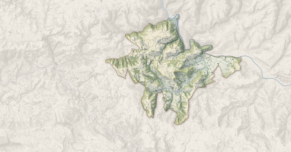 Portrait cartographique de Sébrazac : relief, eau, forêts, bâti et voies, calculés à partir des données de l'IGN