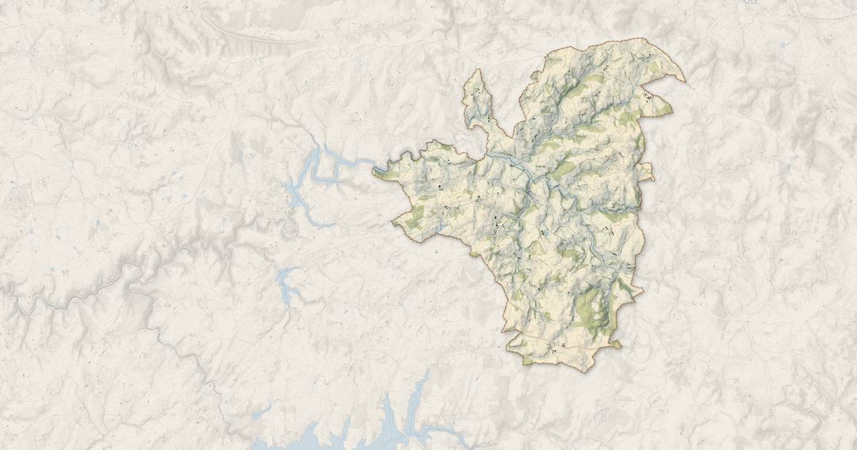 Portrait cartographique de Ségur : relief, eau, forêts, bâti et voies, calculés à partir des données de l'IGN