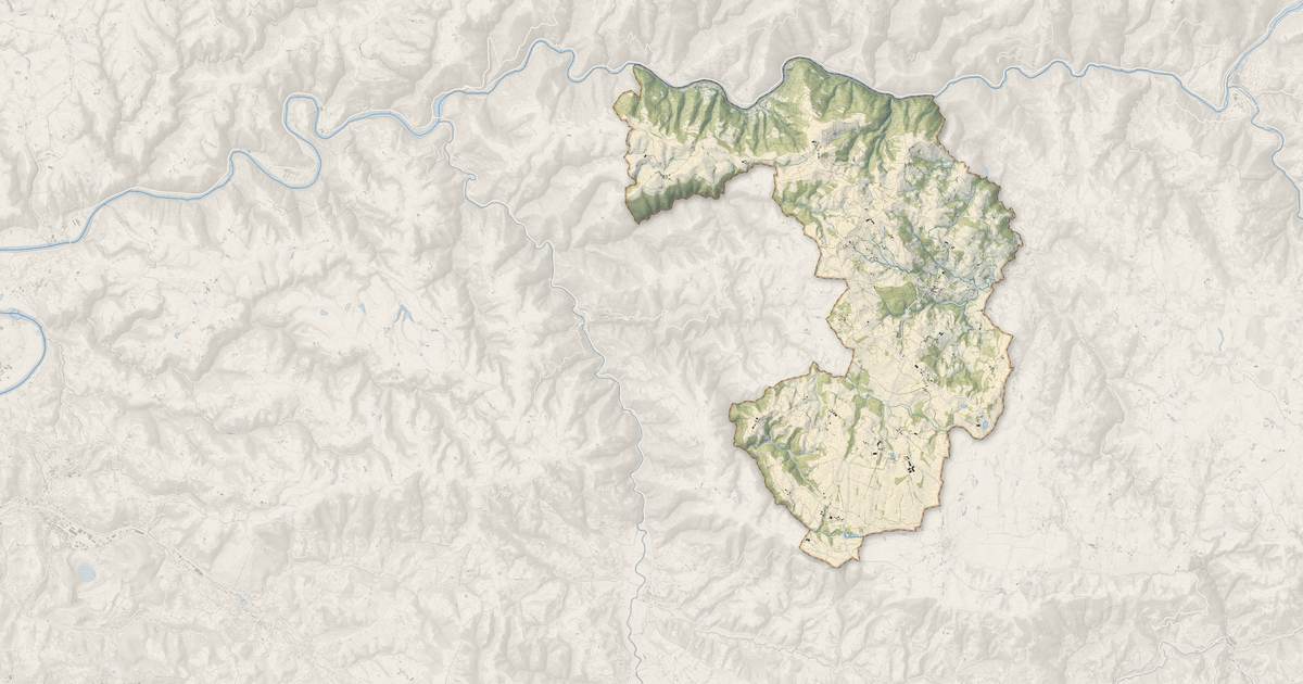 Portrait cartographique de Sénergues : relief, eau, forêts, bâti et voies, calculés à partir des données de l'IGN