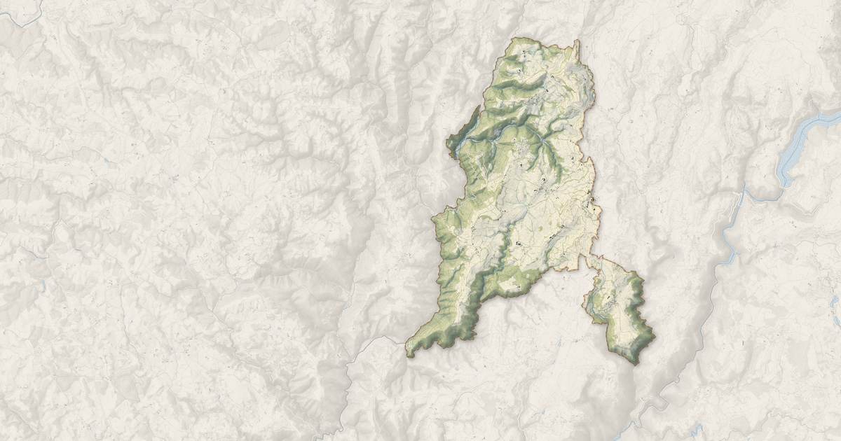 Portrait cartographique de Taussac : relief, eau, forêts, bâti et voies, calculés à partir des données de l'IGN
