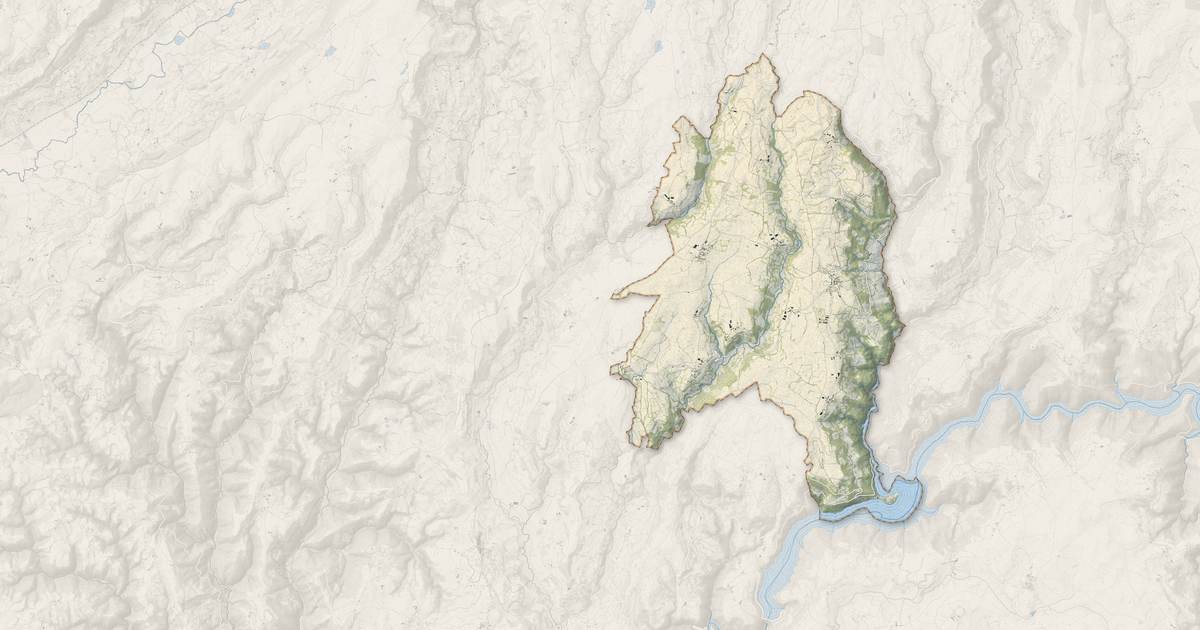 Portrait cartographique de Thérondels : relief, eau, forêts, bâti et voies, calculés à partir des données de l'IGN