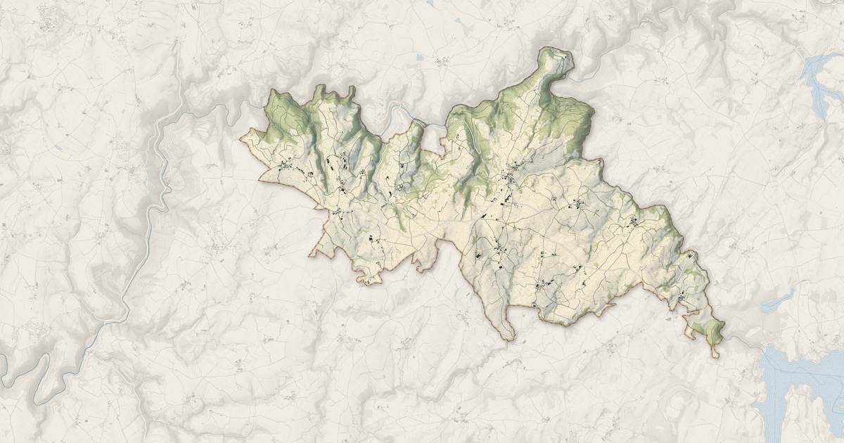 Portrait cartographique de Trémouilles : relief, eau, forêts, bâti et voies, calculés à partir des données de l'IGN