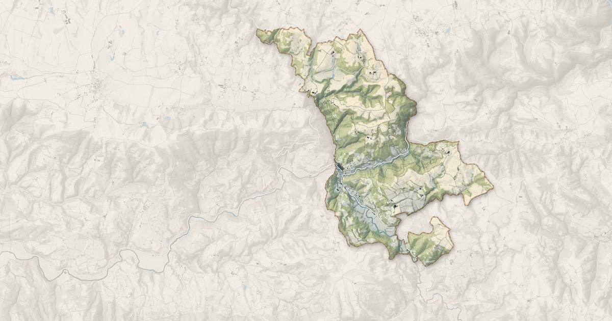 Portrait cartographique de Villecomtal : relief, eau, forêts, bâti et voies, calculés à partir des données de l'IGN