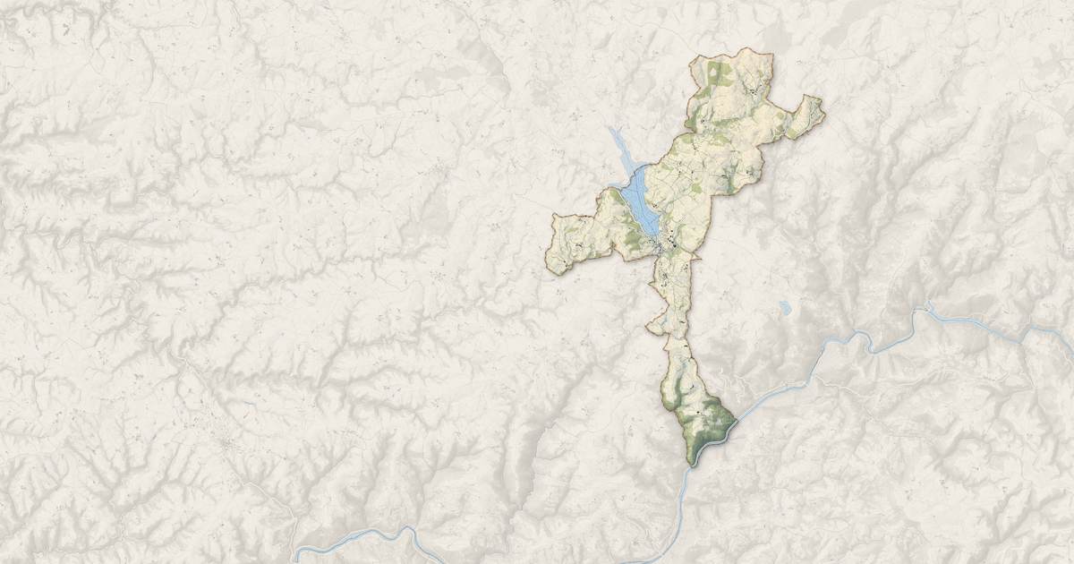 Portrait cartographique de Villefranche-de-Panat : relief, eau, forêts, bâti et voies, calculés à partir des données de l'IGN