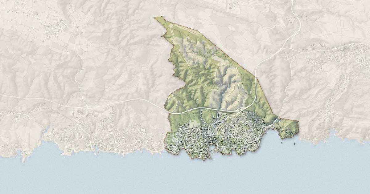 Portrait cartographique de Carry-le-Rouet : relief, eau, forêts, bâti et voies, calculés à partir des données de l'IGN