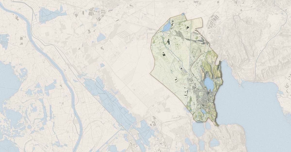 Portrait cartographique de Istres : relief, eau, forêts, bâti et voies, calculés à partir des données de l'IGN