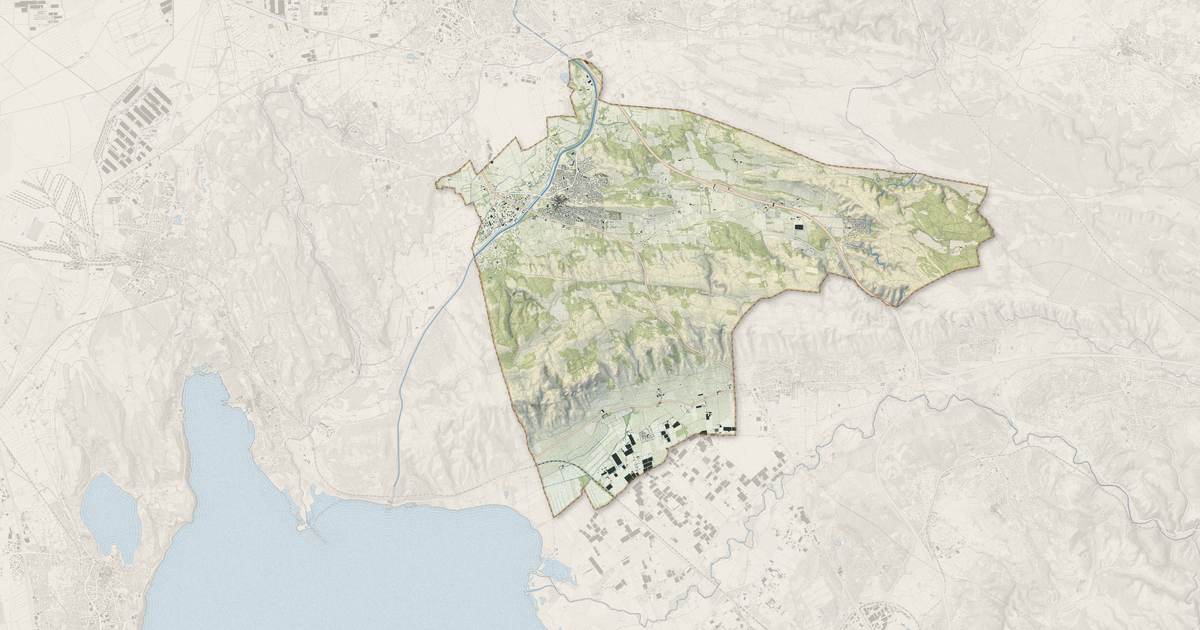 Portrait cartographique de Lançon-Provence : relief, eau, forêts, bâti et voies, calculés à partir des données de l'IGN