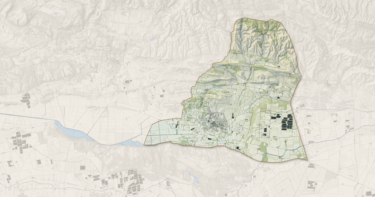 Portrait cartographique de Mouriès : relief, eau, forêts, bâti et voies, calculés à partir des données de l'IGN