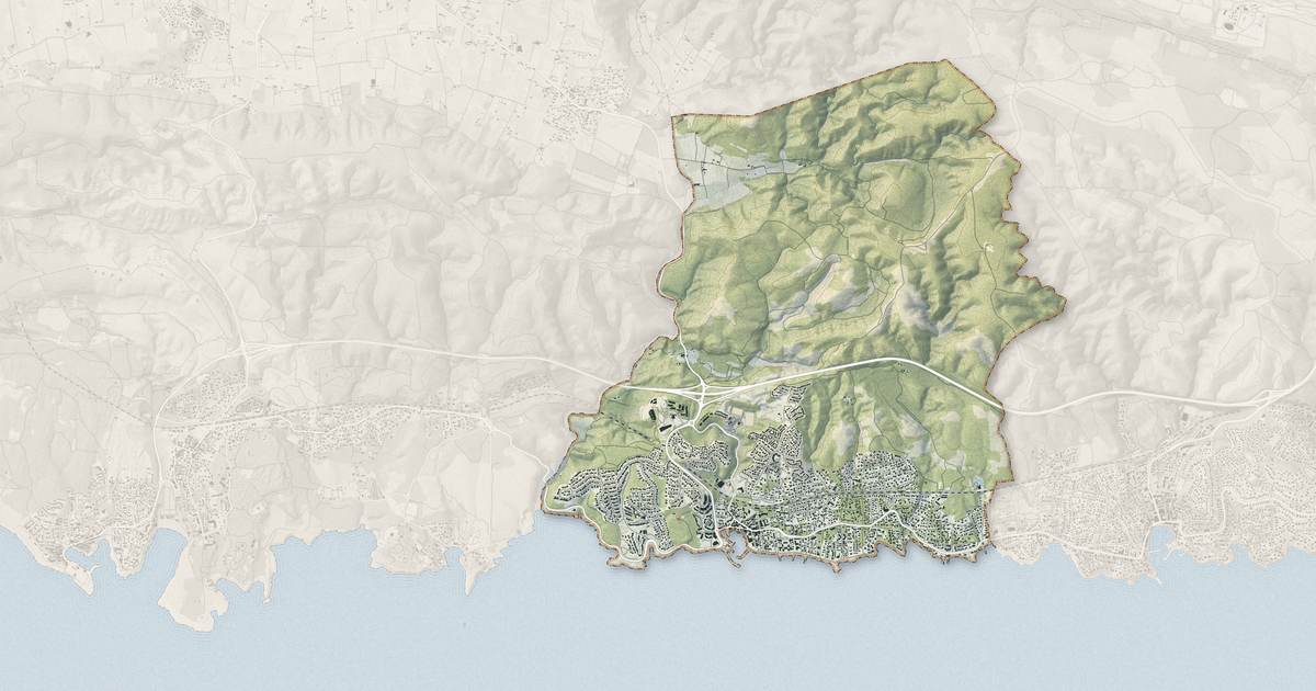 Portrait cartographique de Sausset-les-Pins : relief, eau, forêts, bâti et voies, calculés à partir des données de l'IGN