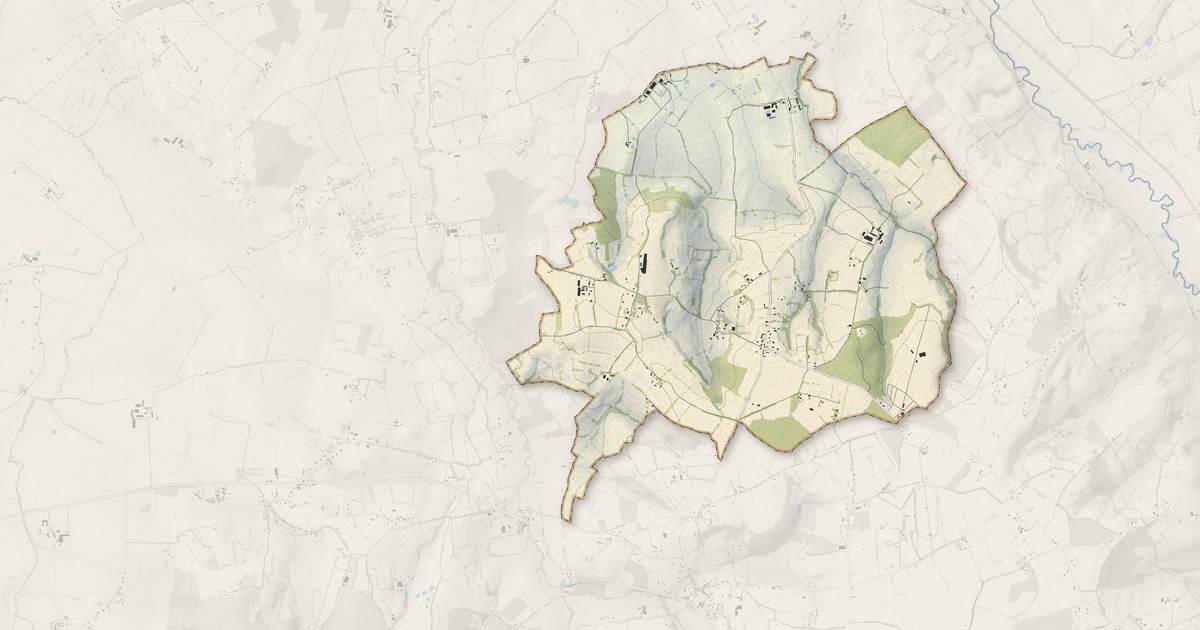 Portrait cartographique de Castillon-en-Auge : relief, eau, forêts, bâti et voies, calculés à partir des données de l'IGN