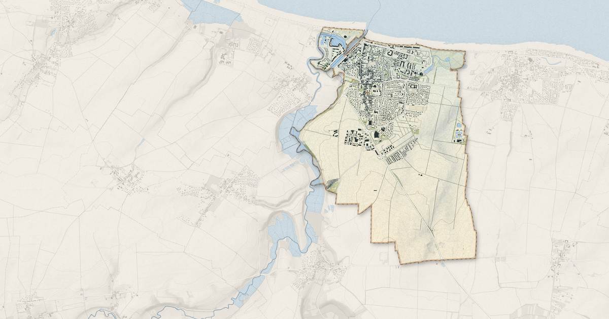 Portrait cartographique de Courseulles-sur-Mer : relief, eau, forêts, bâti et voies, calculés à partir des données de l'IGN