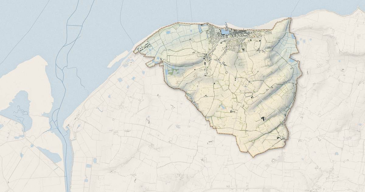 Portrait cartographique de Grandcamp-Maisy : relief, eau, forêts, bâti et voies, calculés à partir des données de l'IGN