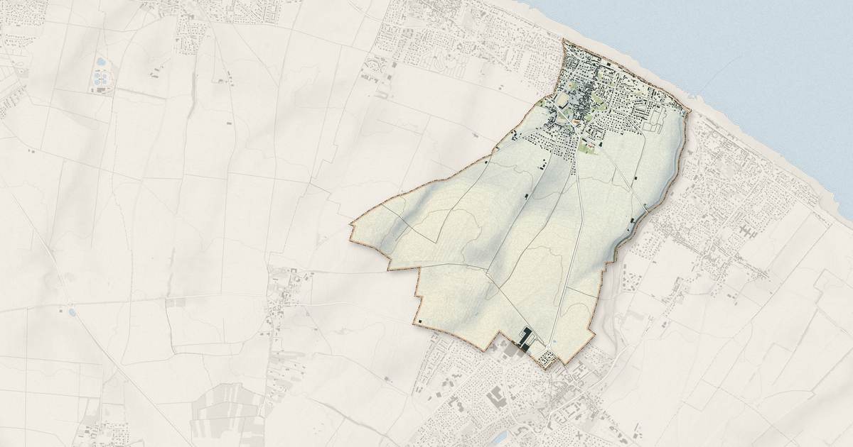 Portrait cartographique de Langrune-sur-Mer : relief, eau, forêts, bâti et voies, calculés à partir des données de l'IGN