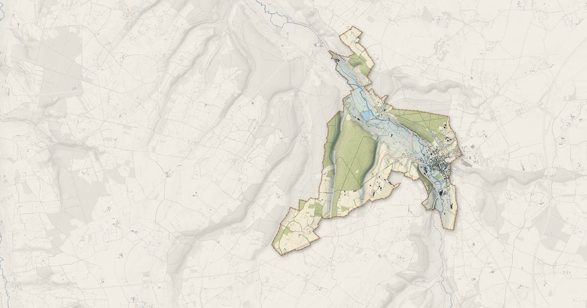 Portrait cartographique de Orbec : relief, eau, forêts, bâti et voies, calculés à partir des données de l'IGN