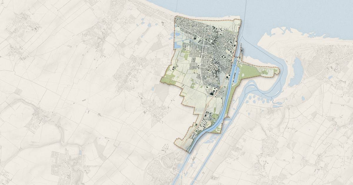 Portrait cartographique de Ouistreham : relief, eau, forêts, bâti et voies, calculés à partir des données de l'IGN