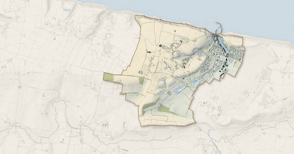 Portrait cartographique de Port-en-Bessin-Huppain : relief, eau, forêts, bâti et voies, calculés à partir des données de l'IGN