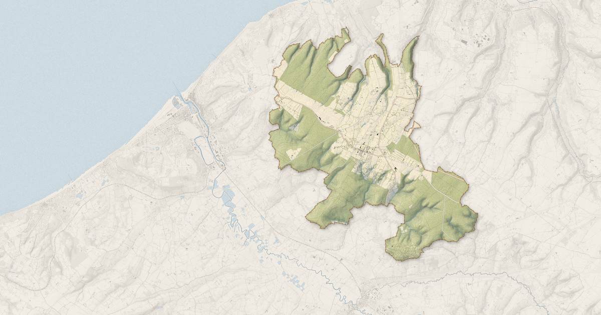 Portrait cartographique de Saint-Gatien-des-Bois : relief, eau, forêts, bâti et voies, calculés à partir des données de l'IGN
