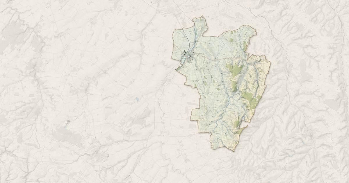Portrait cartographique de Saint-Pierre-en-Auge : relief, eau, forêts, bâti et voies, calculés à partir des données de l'IGN
