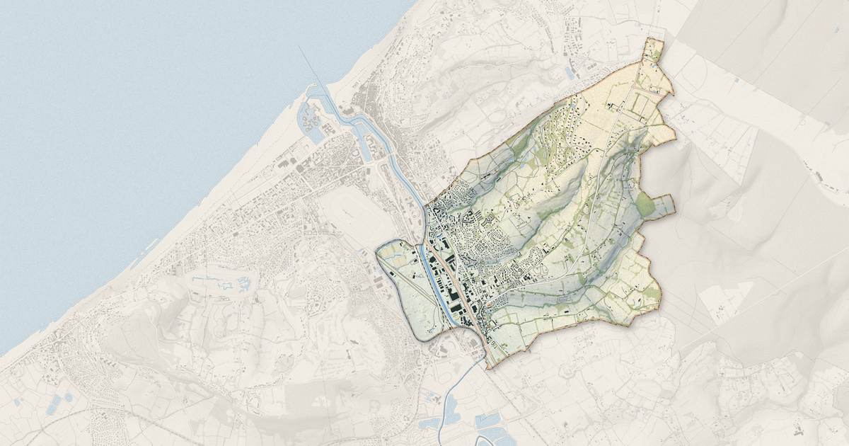 Portrait cartographique de Touques : relief, eau, forêts, bâti et voies, calculés à partir des données de l'IGN