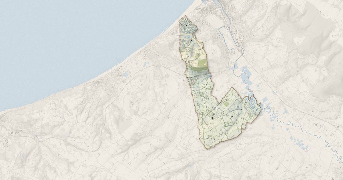 Portrait cartographique de Tourgéville : relief, eau, forêts, bâti et voies, calculés à partir des données de l'IGN