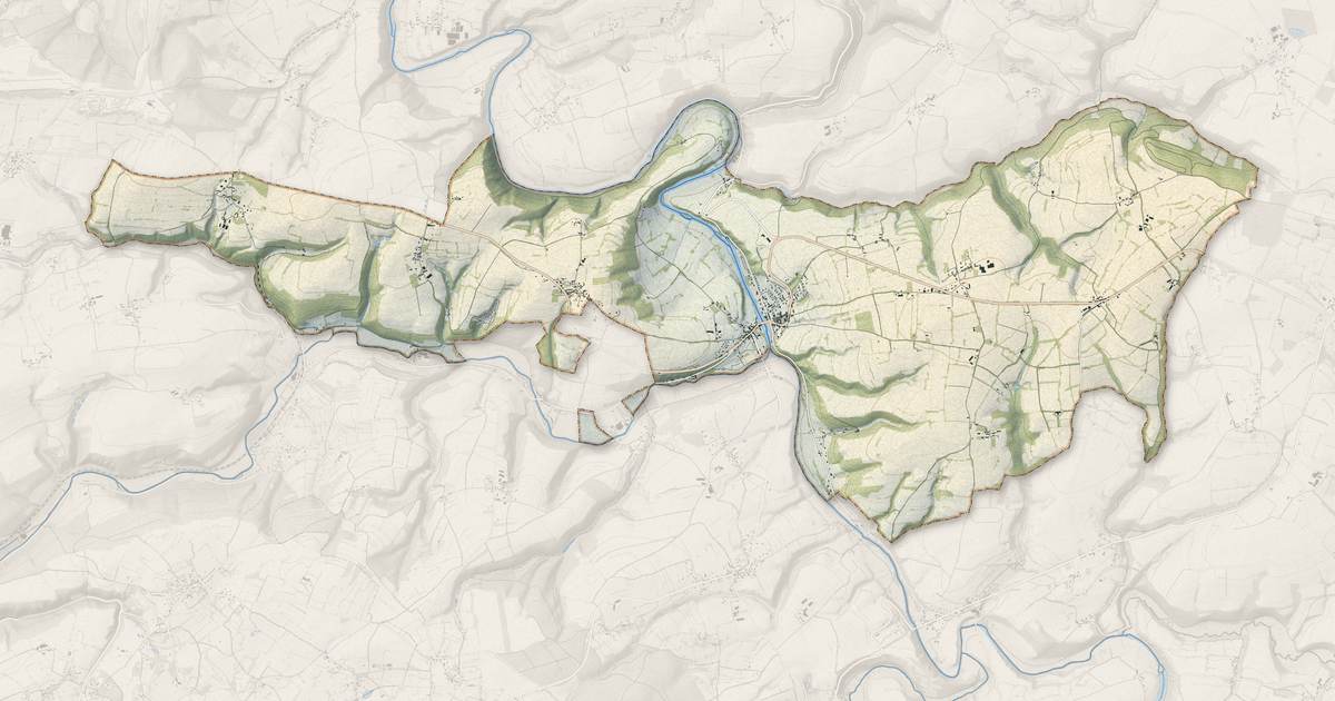 Portrait cartographique de Pont-d'Ouilly : relief, eau, forêts, bâti et voies, calculés à partir des données de l'IGN