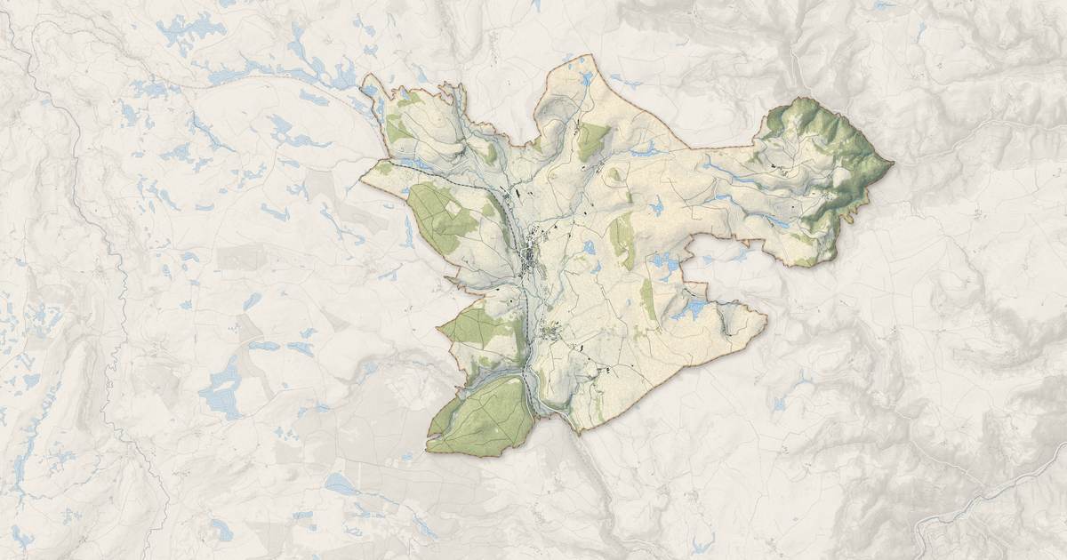 Portrait cartographique de Allanche : relief, eau, forêts, bâti et voies, calculés à partir des données de l'IGN