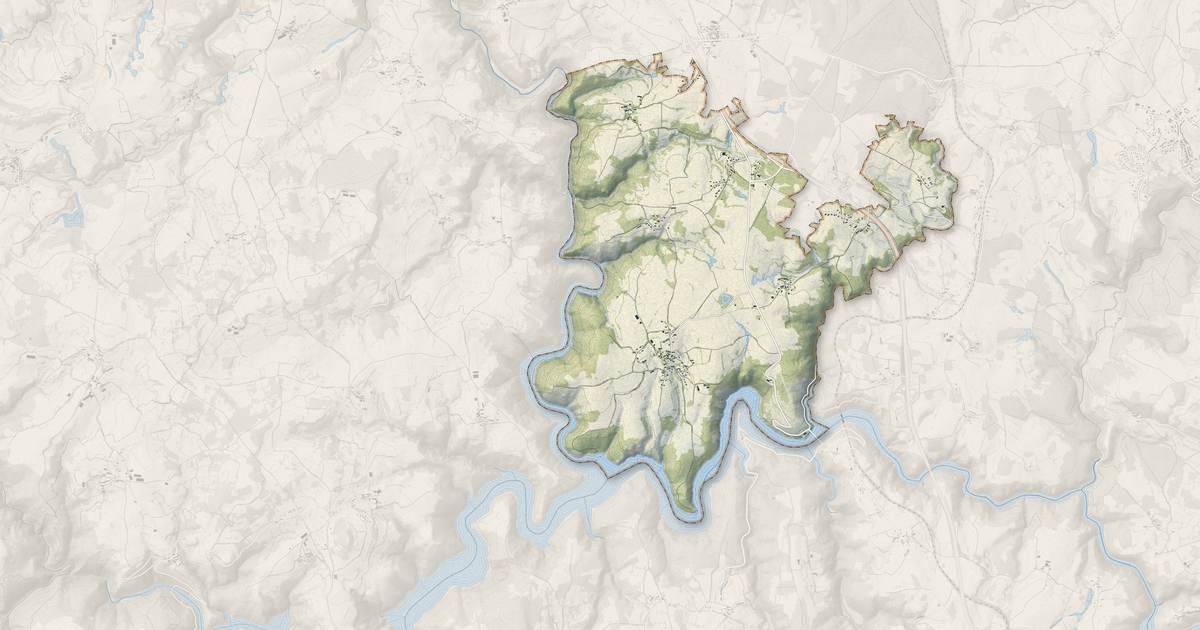 Portrait cartographique de Anglards-de-Saint-Flour : relief, eau, forêts, bâti et voies, calculés à partir des données de l'IGN