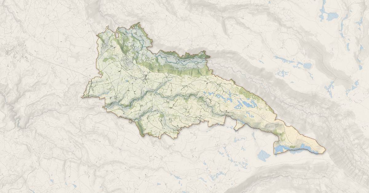 Portrait cartographique de Anglards-de-Salers : relief, eau, forêts, bâti et voies, calculés à partir des données de l'IGN