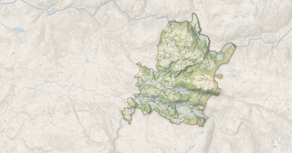 Portrait cartographique de Antignac : relief, eau, forêts, bâti et voies, calculés à partir des données de l'IGN