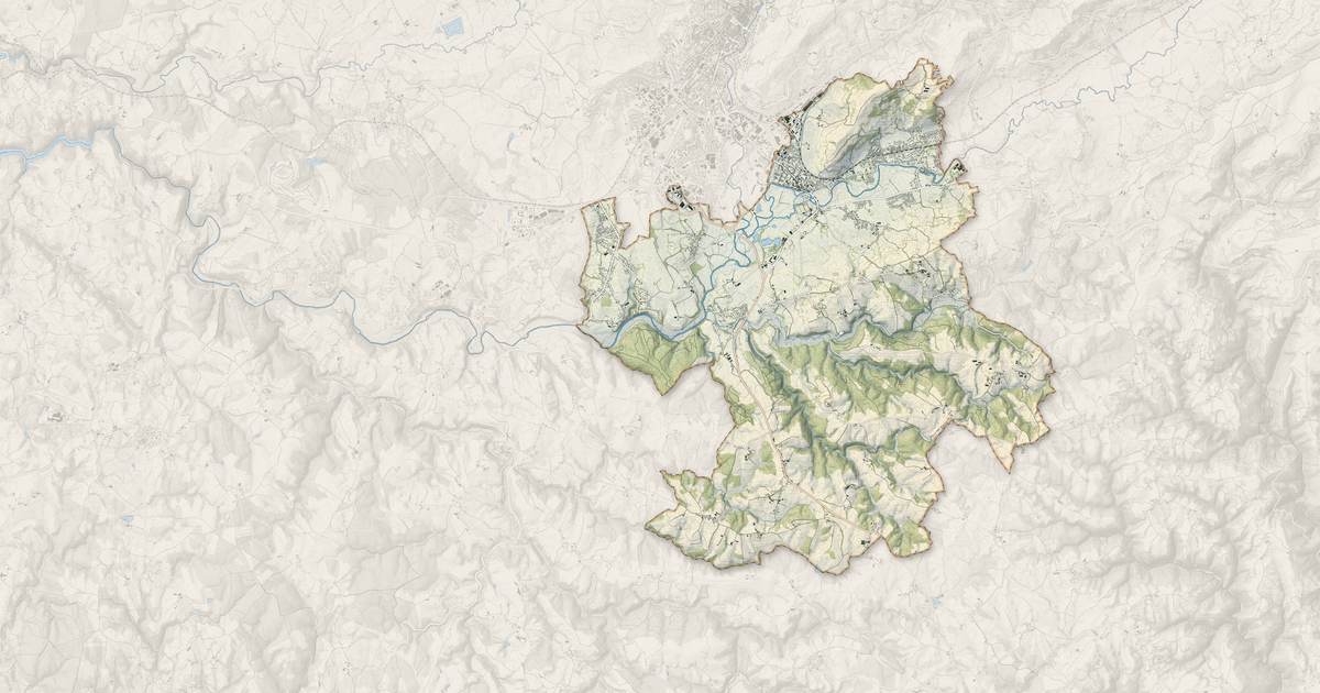 Portrait cartographique de Arpajon-sur-Cère : relief, eau, forêts, bâti et voies, calculés à partir des données de l'IGN