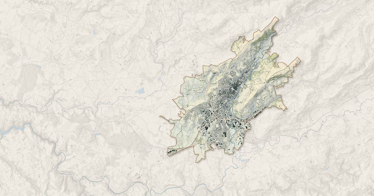 Portrait cartographique de Aurillac : relief, eau, forêts, bâti et voies, calculés à partir des données de l'IGN