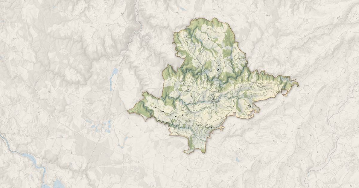 Portrait cartographique de Ayrens : relief, eau, forêts, bâti et voies, calculés à partir des données de l'IGN
