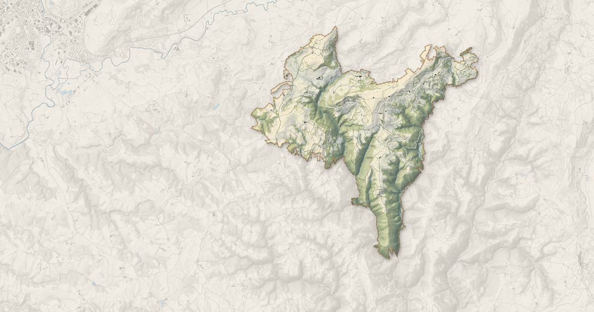 Portrait cartographique de Carlat : relief, eau, forêts, bâti et voies, calculés à partir des données de l'IGN