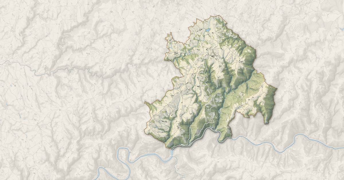 Portrait cartographique de Cassaniouze : relief, eau, forêts, bâti et voies, calculés à partir des données de l'IGN