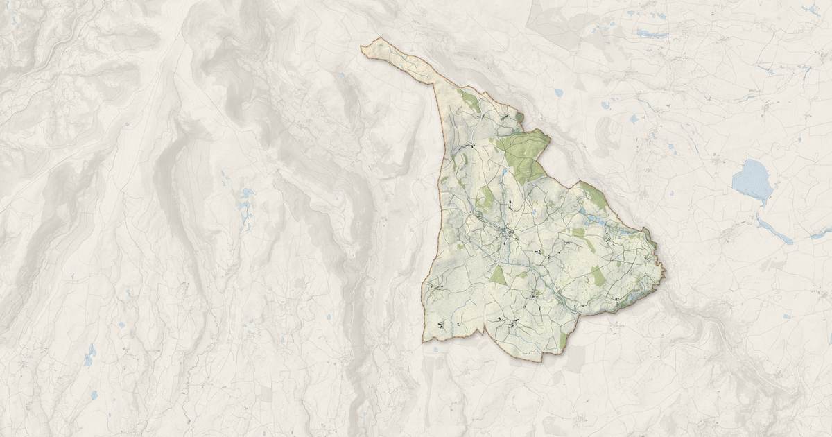 Portrait cartographique de Cézens : relief, eau, forêts, bâti et voies, calculés à partir des données de l'IGN
