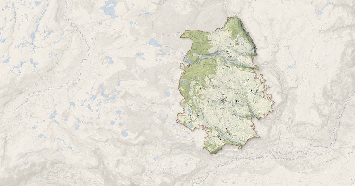 Portrait cartographique de Chalinargues : relief, eau, forêts, bâti et voies, calculés à partir des données de l'IGN