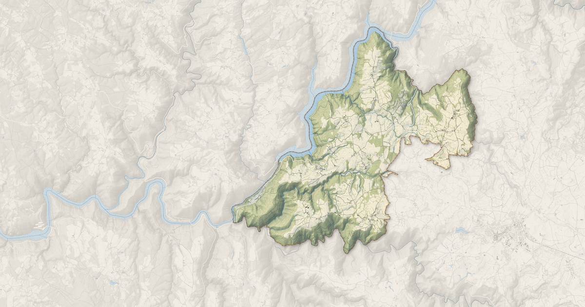 Portrait cartographique de Chalvignac : relief, eau, forêts, bâti et voies, calculés à partir des données de l'IGN