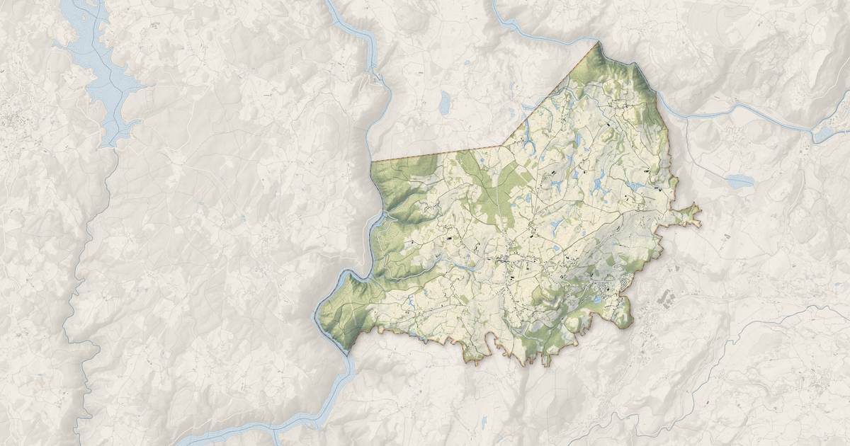 Portrait cartographique de Champagnac : relief, eau, forêts, bâti et voies, calculés à partir des données de l'IGN