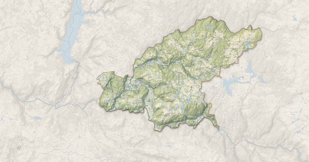 Portrait cartographique de Champs-sur-Tarentaine-Marchal : relief, eau, forêts, bâti et voies, calculés à partir des données de l'IGN