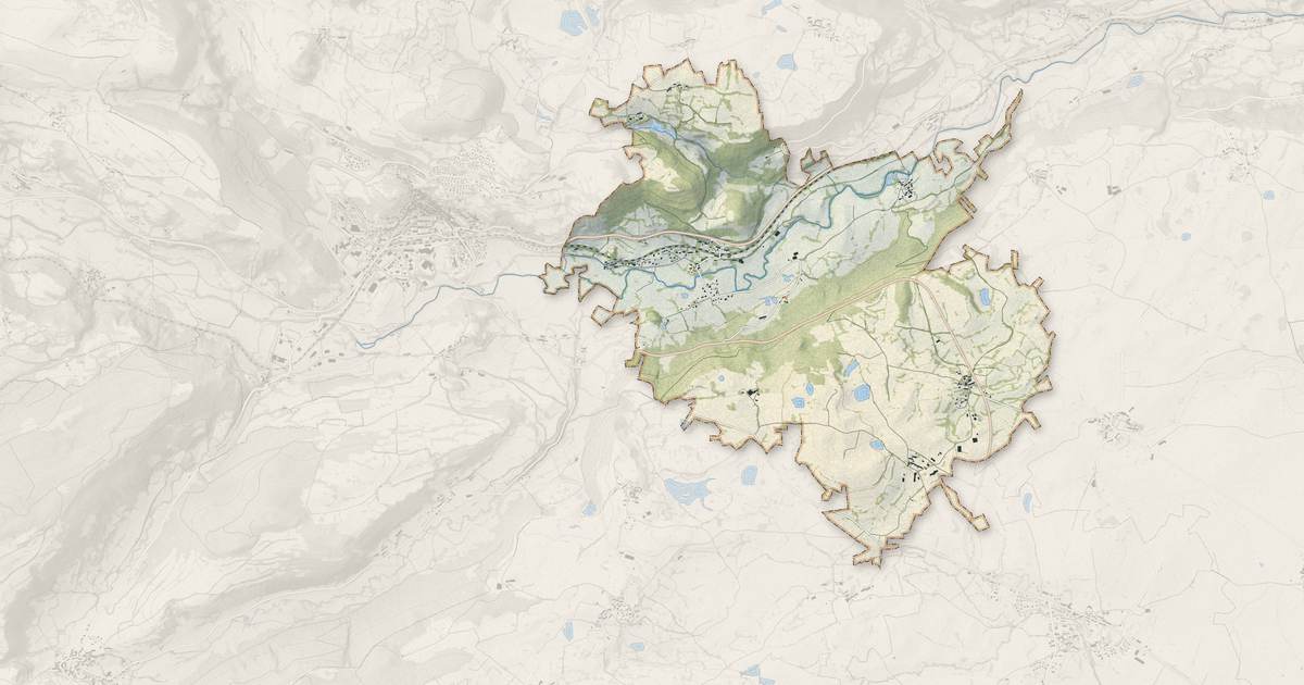 Portrait cartographique de La Chapelle-d'Alagnon : relief, eau, forêts, bâti et voies, calculés à partir des données de l'IGN