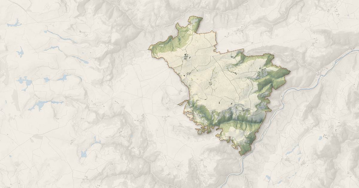 Portrait cartographique de Charmensac : relief, eau, forêts, bâti et voies, calculés à partir des données de l'IGN