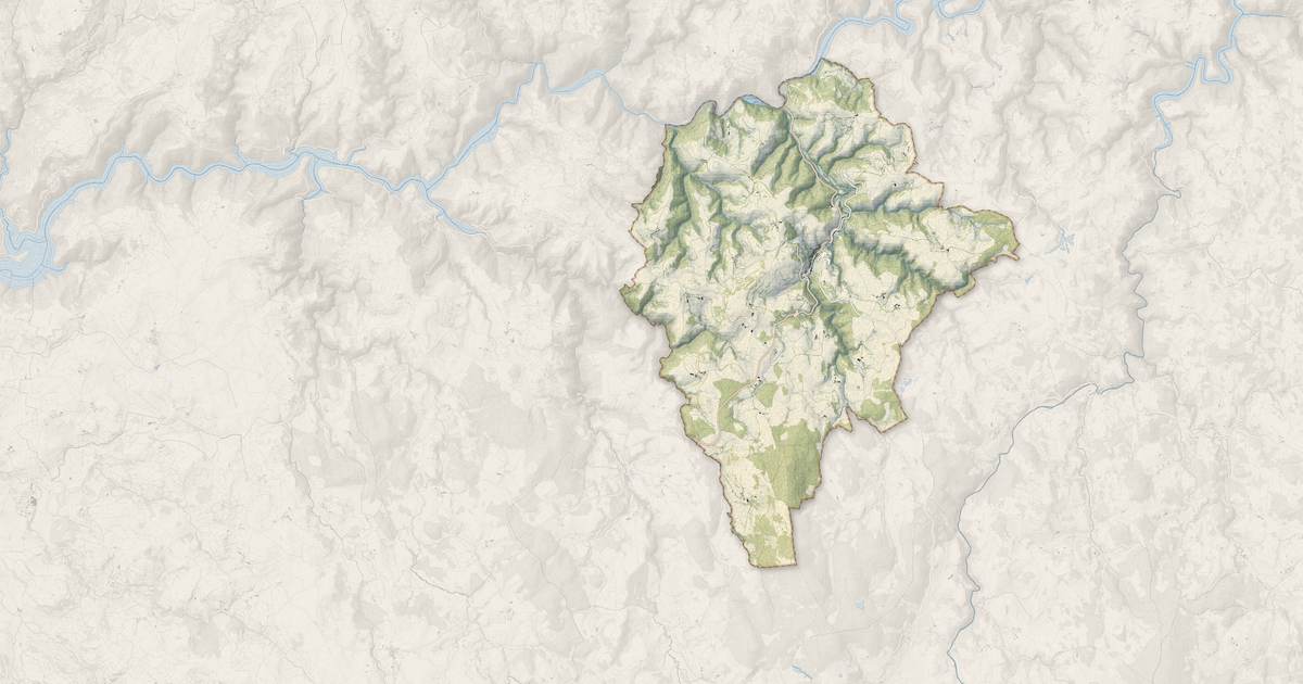 Portrait cartographique de Chaudes-Aigues : relief, eau, forêts, bâti et voies, calculés à partir des données de l'IGN