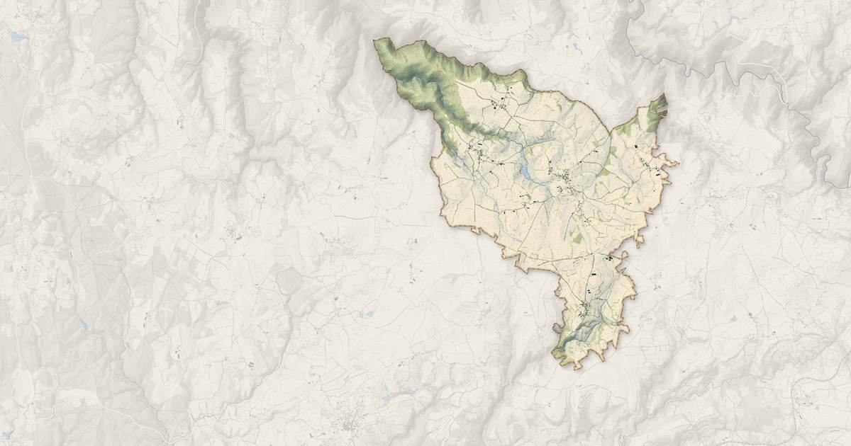 Portrait cartographique de Chaussenac : relief, eau, forêts, bâti et voies, calculés à partir des données de l'IGN