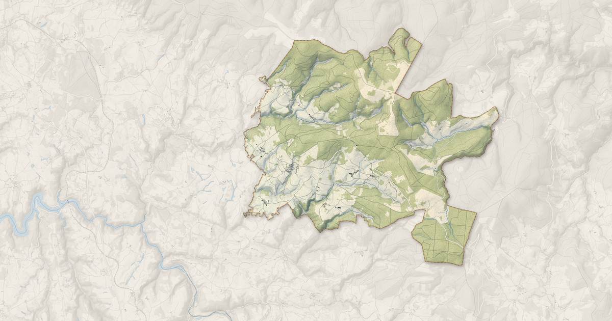 Portrait cartographique de Clavières : relief, eau, forêts, bâti et voies, calculés à partir des données de l'IGN