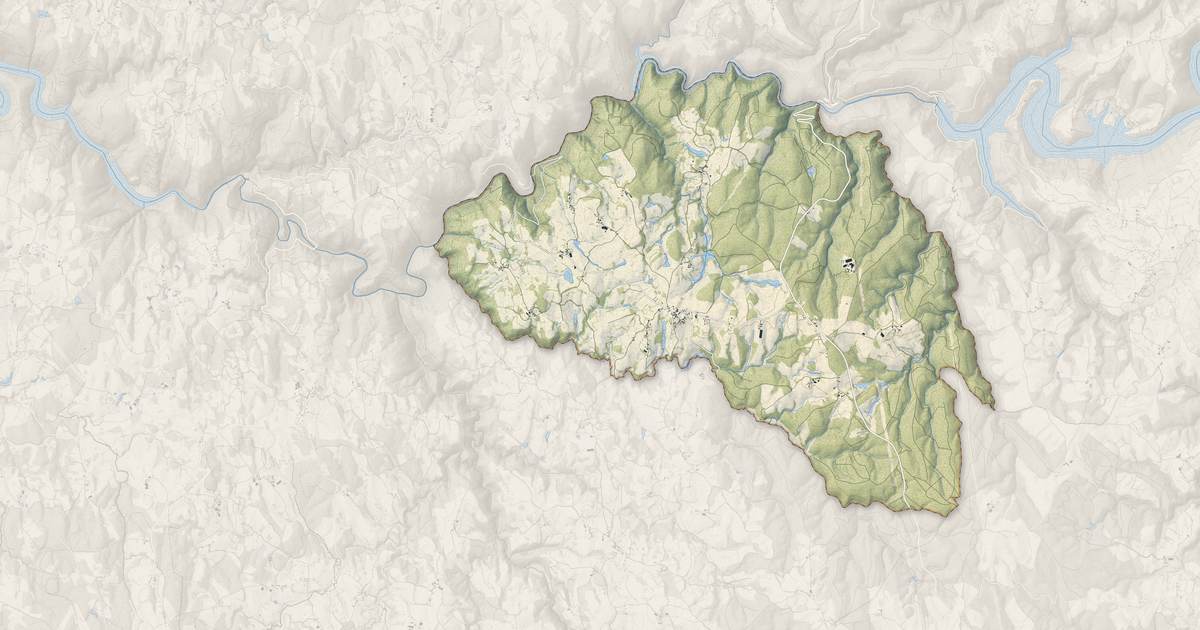 Portrait cartographique de Cros-de-Montvert : relief, eau, forêts, bâti et voies, calculés à partir des données de l'IGN