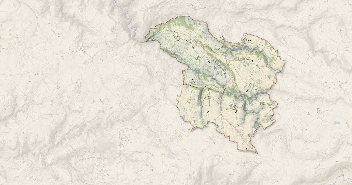 Portrait cartographique de Drugeac : relief, eau, forêts, bâti et voies, calculés à partir des données de l'IGN