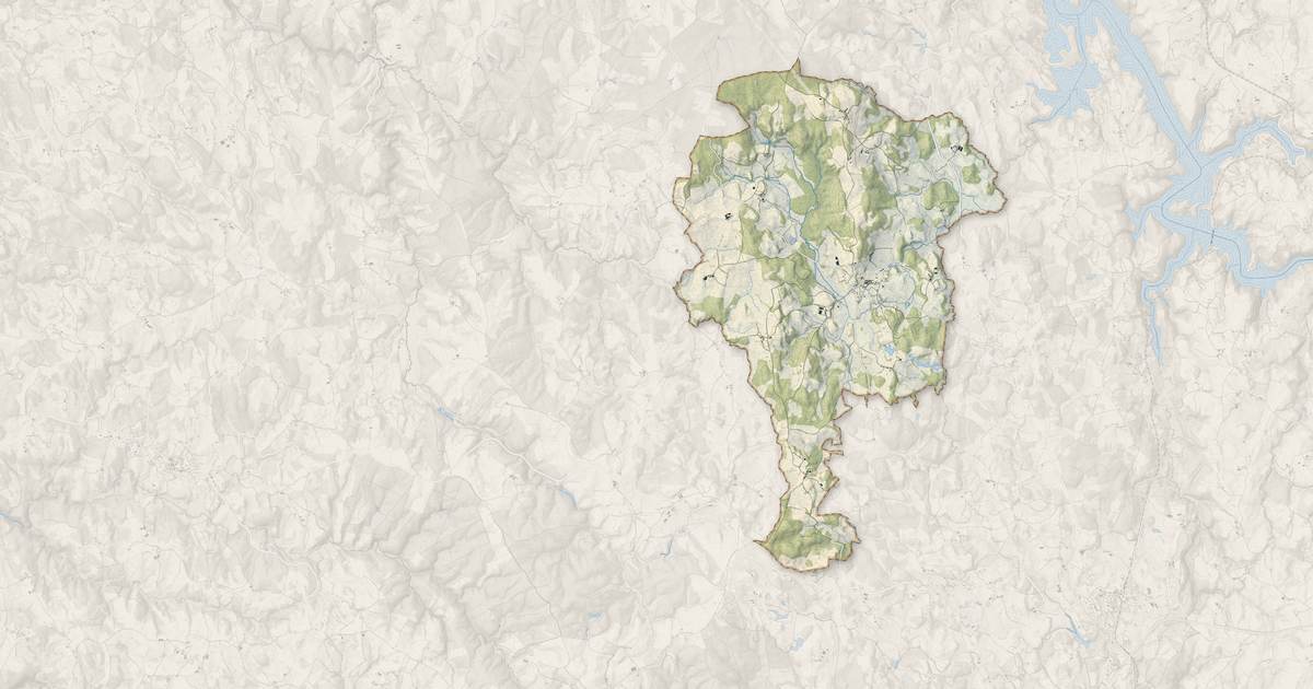 Portrait cartographique de Glénat : relief, eau, forêts, bâti et voies, calculés à partir des données de l'IGN