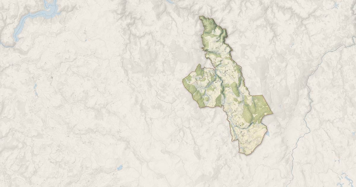 Portrait cartographique de Jabrun : relief, eau, forêts, bâti et voies, calculés à partir des données de l'IGN