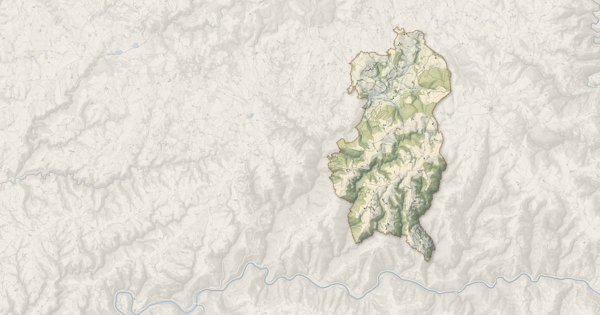 Portrait cartographique de Junhac : relief, eau, forêts, bâti et voies, calculés à partir des données de l'IGN