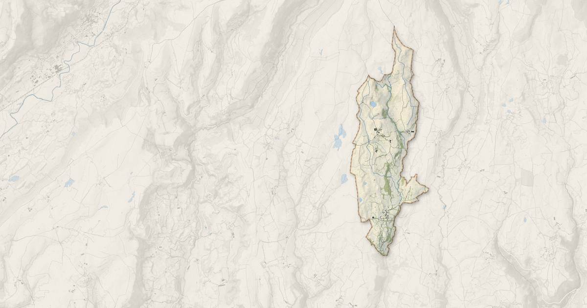 Portrait cartographique de Lacapelle-Barrès : relief, eau, forêts, bâti et voies, calculés à partir des données de l'IGN